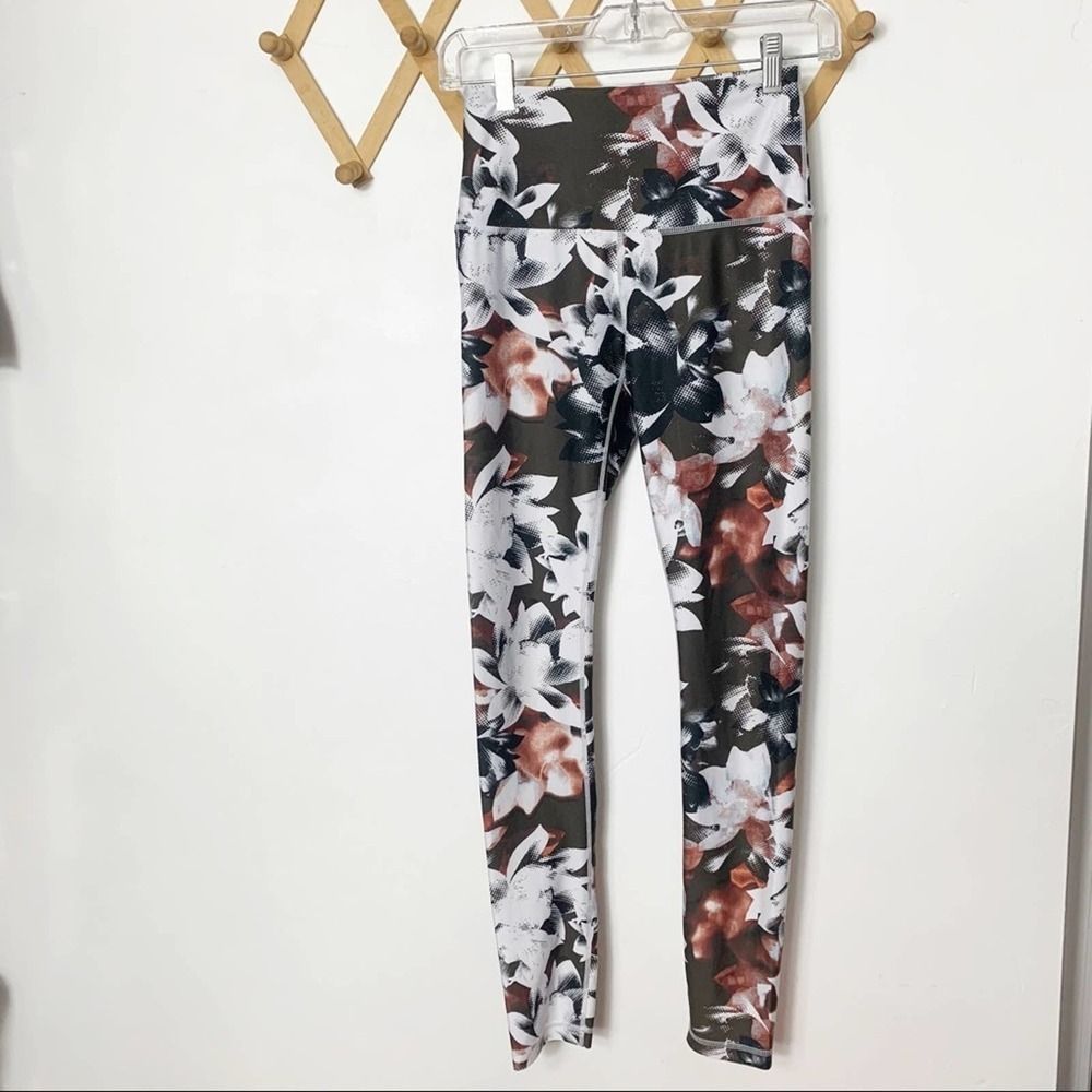 ZELLA High Waisted Slick White Floral Leggings XS